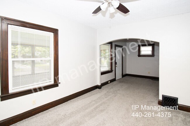 Building Photo - 4BR 1BA Akron Colonial with Garage