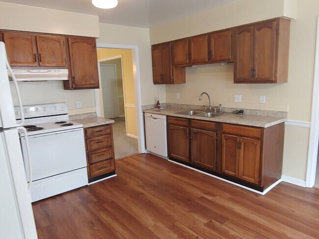 Foto del edificio - SPACIOUS 3 BERDOOM 2.5 BATH BRICK RANCH IN...