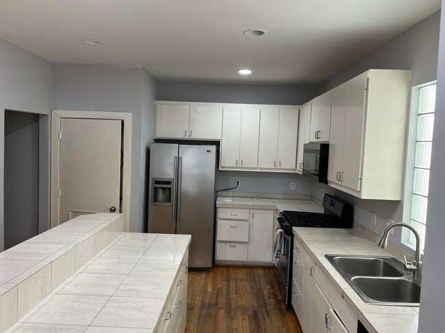 Building Photo - 8672 Meadowcroft Dr