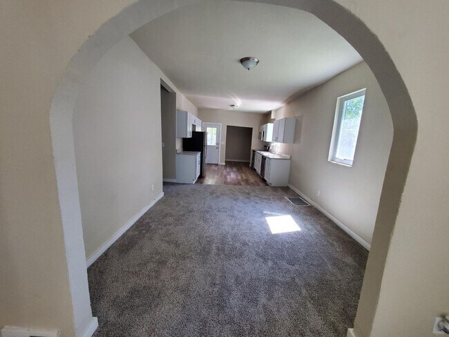 Building Photo - 4 Bedroom 2 Bathroom Home Near Drake Unive...