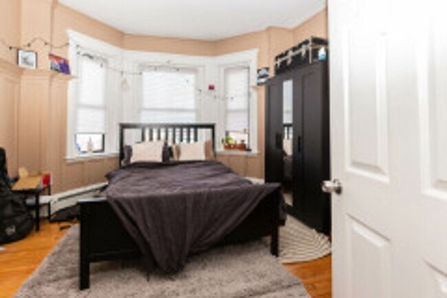 Building Photo - AWESOME ALLSTON LISTING!!!