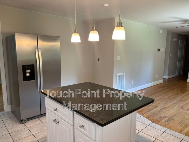 Building Photo - 5027 Dogwood Pl