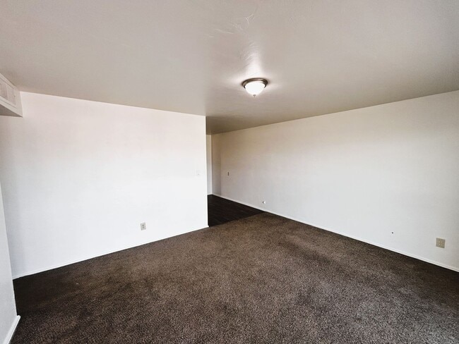 Building Photo - 3 bed 2 bath home with Garage