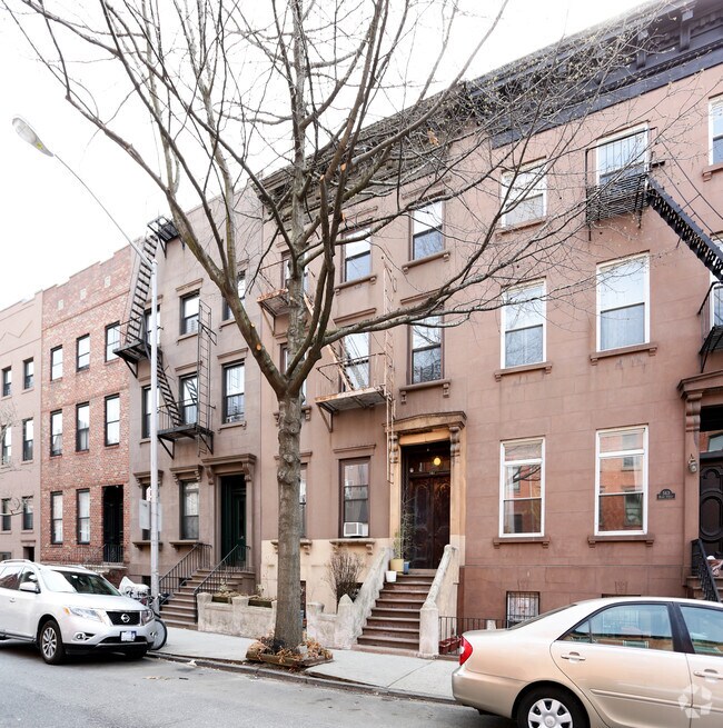 Building Photo - 561 Henry St