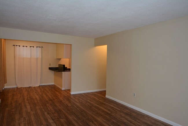 Building Photo - 10 Shrewsbury Green Dr