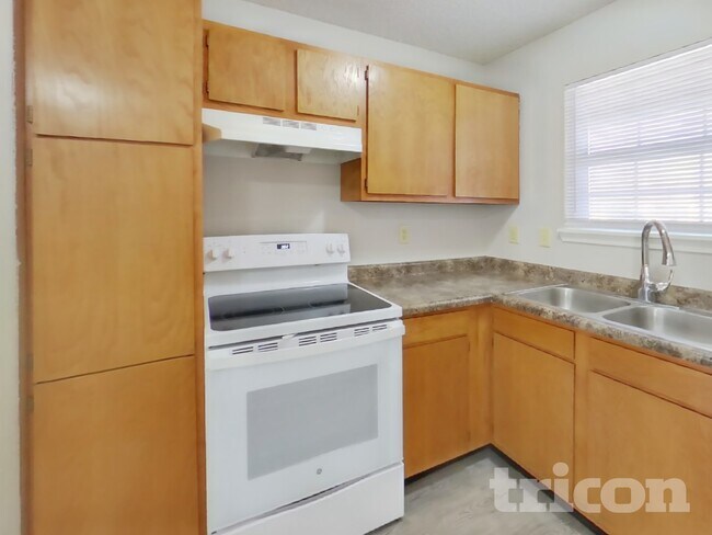 Building Photo - 111 Silverberry Ct