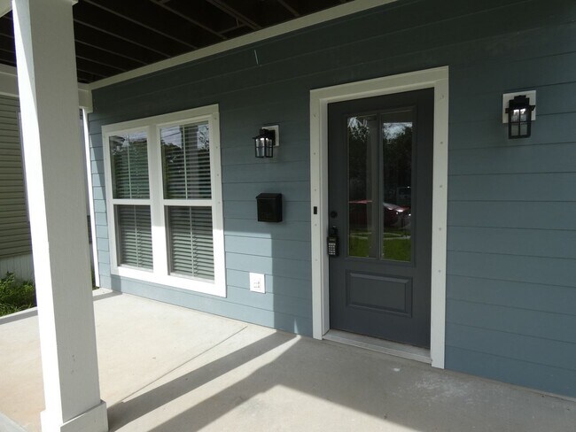 Building Photo - New Home near Downtown Pensacola 3/2