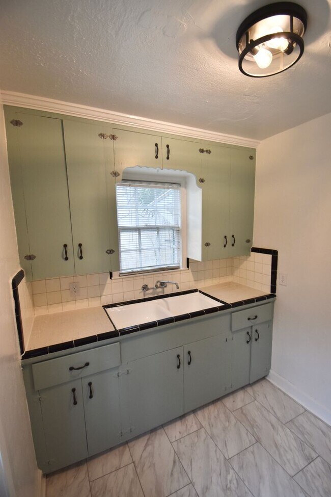 Building Photo - 219 E 6th Ave