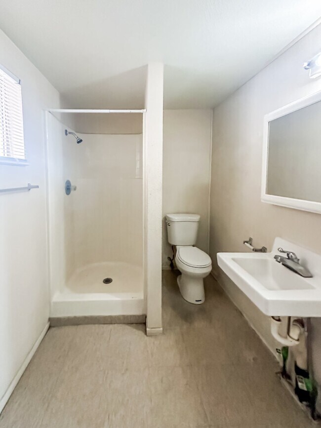 Building Photo - 115 W Church Ave - Unit B