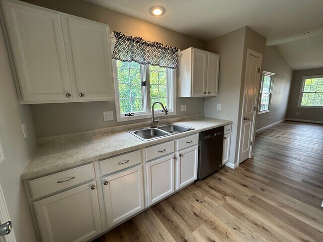 Building Photo - Updated 3 Bedroom Duplex!