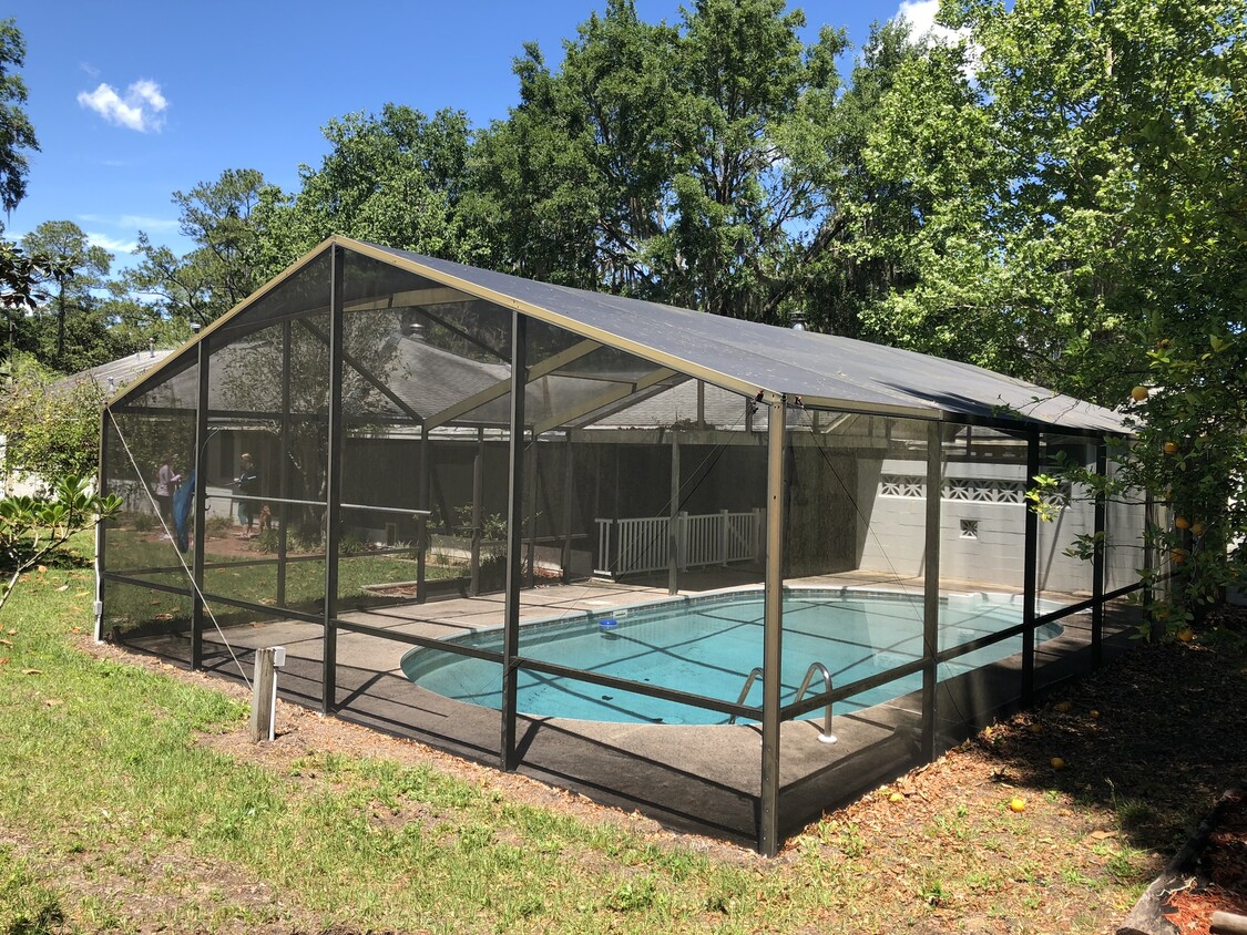 Screened in pool - 2031 NW 8th Pl