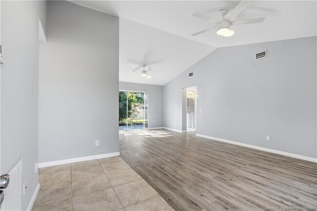 Foto del edificio - 1074 SW Jennifer Terrace