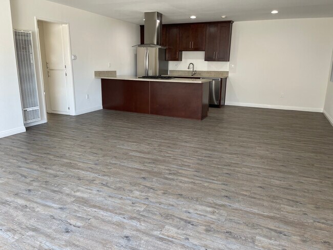Building Photo - 2320 Vanderbilt Ln