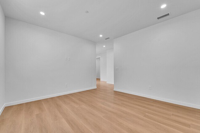 Foto del edificio - Modern Brand new 5-Bedroom Home for Lease ...