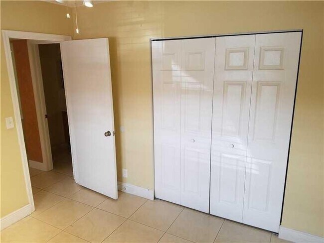 Foto del edificio - 8750 Royal Palm Blvd