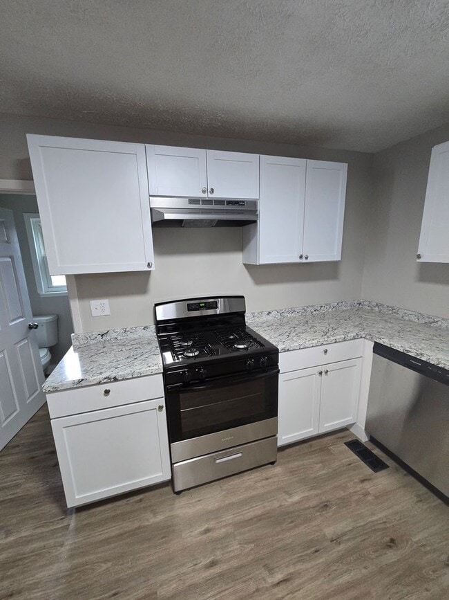 Building Photo - 4 BEDROOM SINGLE FAMILY HOME