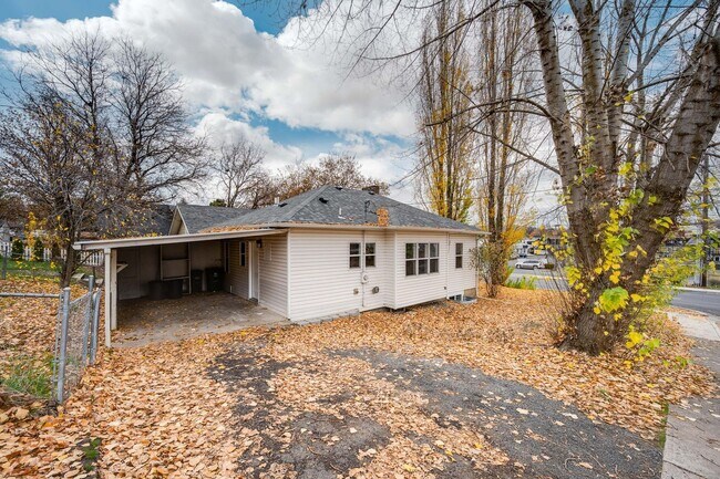 Foto del edificio - JUST LISTED! The Perfect Place for Student...