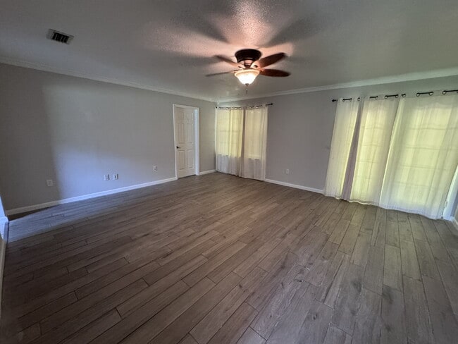Foto del edificio - Charming 3-Bedroom Home with Bonus Room on...