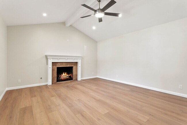 Foto del edificio - Charming Fully Renovated 4 Bedroom Single-...