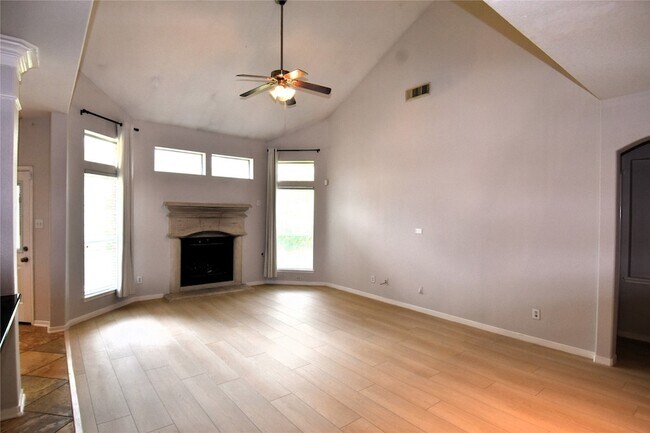 Foto del edificio - 6330 Bennington Springs Dr