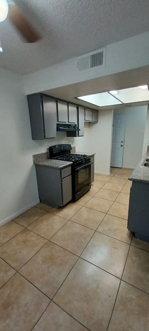 Foto del edificio - 4570 Carriage Park Dr #17