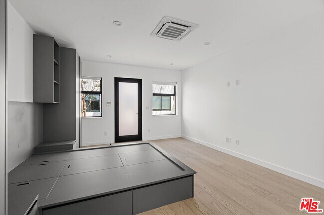 Foto del edificio - 1325 Cabrillo Ave