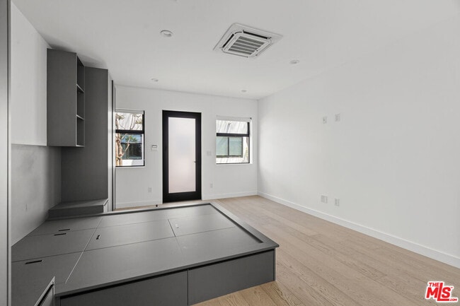 Building Photo - 1325 Cabrillo Ave