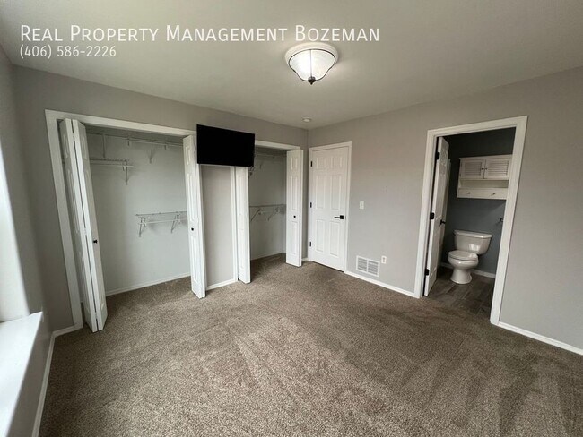Building Photo - 4 bed 3 bath (+storage room) on charming W...