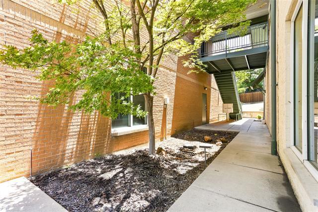 Building Photo - 1617 W Oleander St