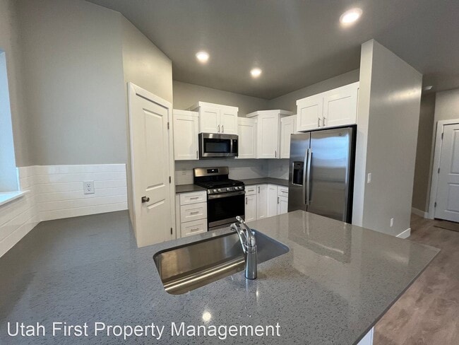Building Photo - 3 br, 2.5 bath House - 3051 N 175 E