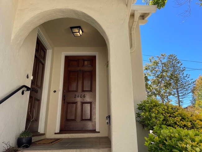Building Photo - North Berkeley 2 Bedroom Rare Finds!