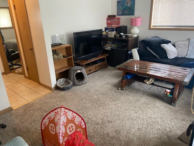 Lvg Rm - 9710 W Oklahoma Ave