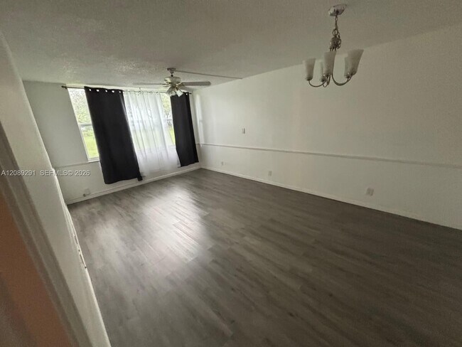 Foto del edificio - 9471 Evergreen Pl