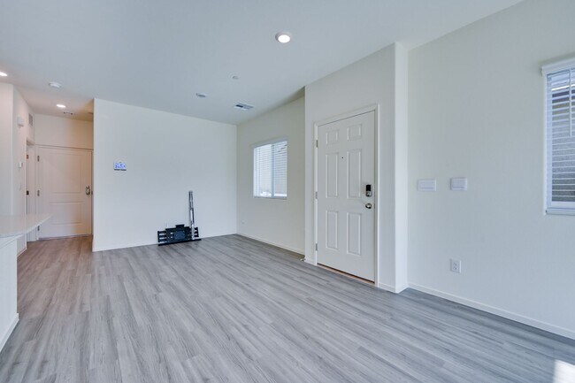 Foto del edificio - NW 3 Bedroom Townhouse!! Gated Community Pool!! 2 Car Garage!!! No Carpet downstairs.