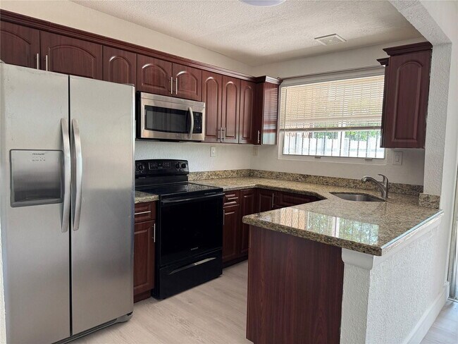 Foto del edificio - West 81st Place, Hialeah, FL 33014 - 4 BR 2.5 BA townhouse