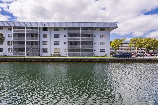 Foto del edificio - 3600 NE 170th St