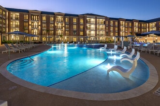 Building Photo - San Paseo