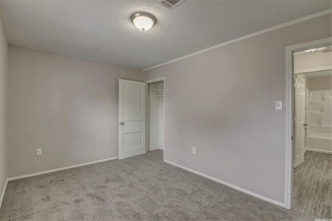 Building Photo - 22 Hiland Pl
