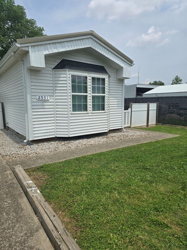 Foto principal - Charming 2 Bed, 1 Bath Home on Secluded De...