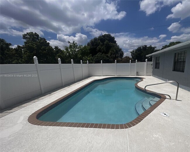 Building Photo - 1590 SW 139th Ave