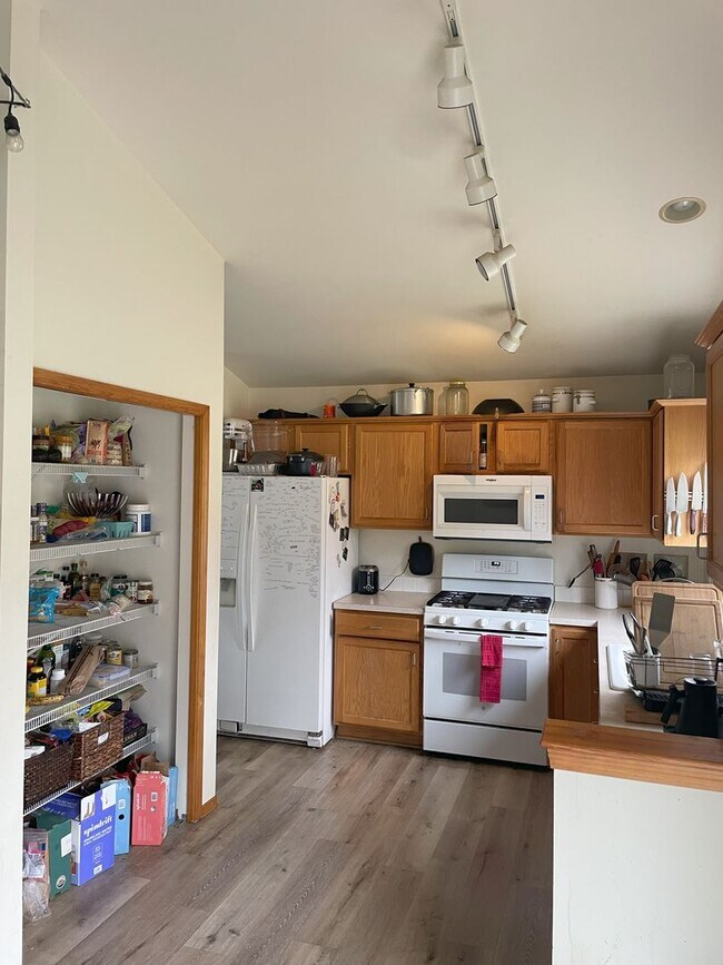 Building Photo - PRELEASING: 4 Bdrm/3 bath house!