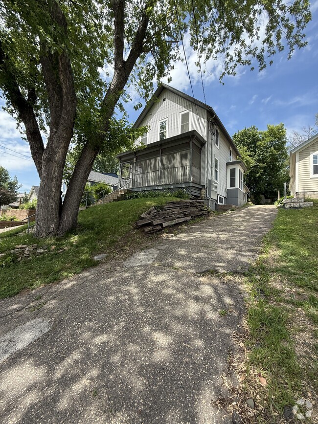 Building Photo - 902 Maple St W