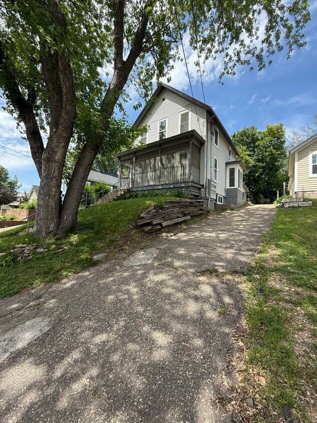 Foto principal - 902 Maple St W