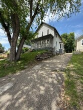 Building Photo - 902 Maple St W
