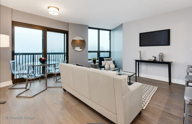 Building Photo - 400 N La Salle Dr