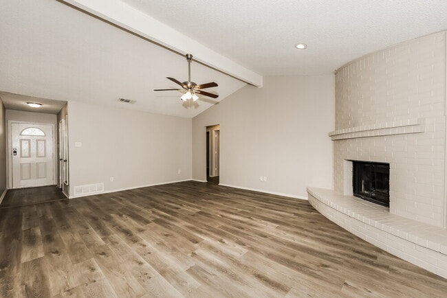 Building Photo - 6004 Cool Springs Dr