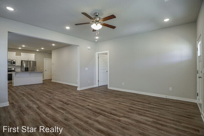 Building Photo - 4 br, 3.5 bath House - 652 N Salem Rd