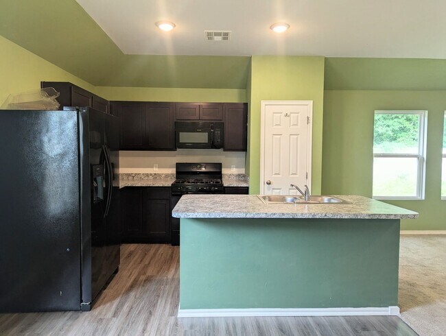 Building Photo - 3 Bed / 2 Bath Home in Noble Schools | Fenced Backyard + Storm Shelter