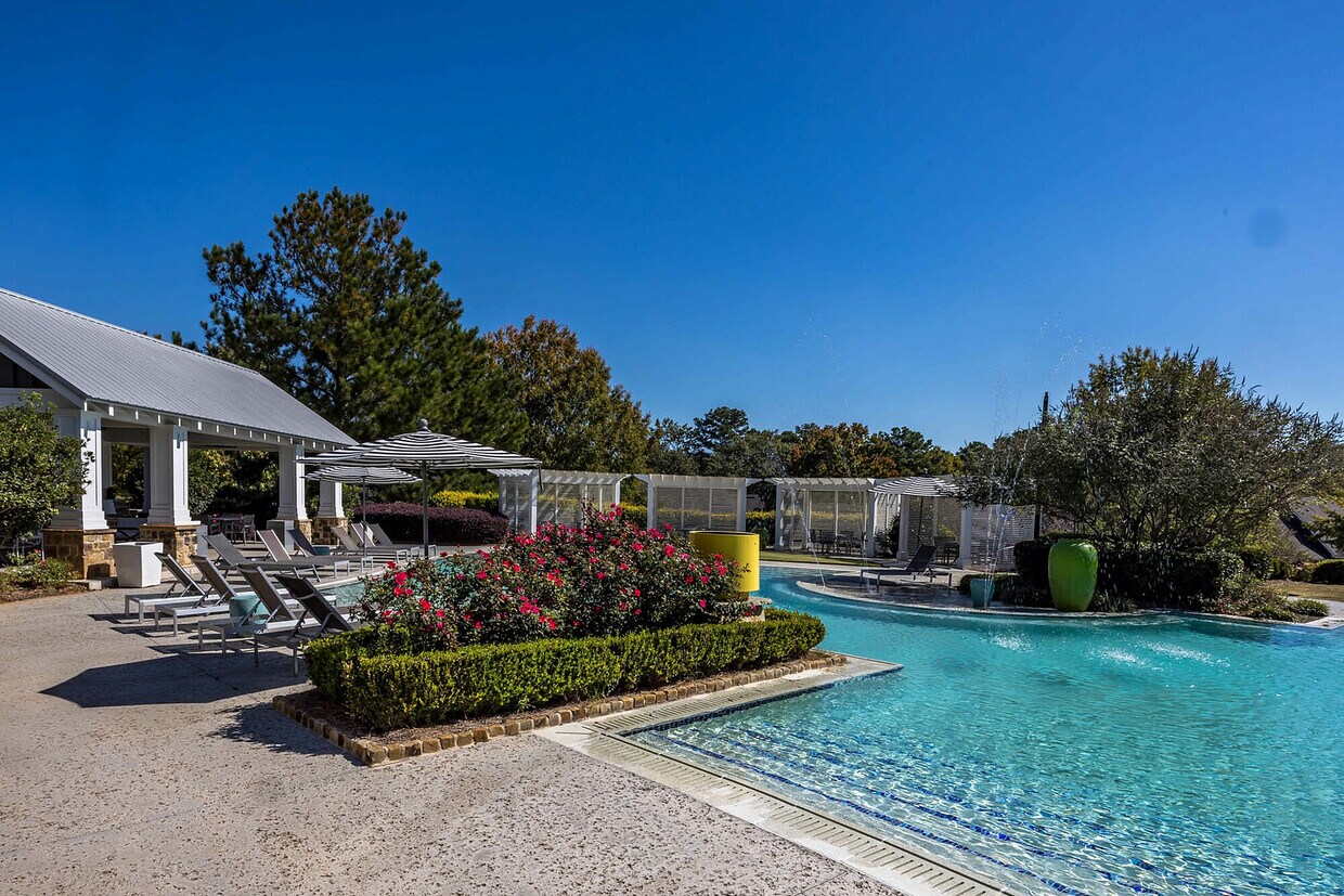 Casas Lone Oak - Lullwater Apartments