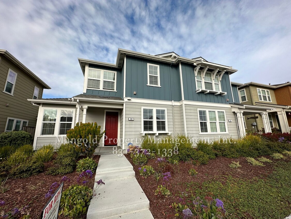 Primary Photo - Stunning Two Story Home Located At The Dun...